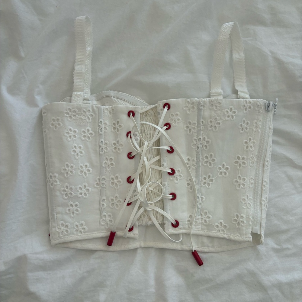 Chic Strapless White Dress with Red Accents - Picture 6 of 8